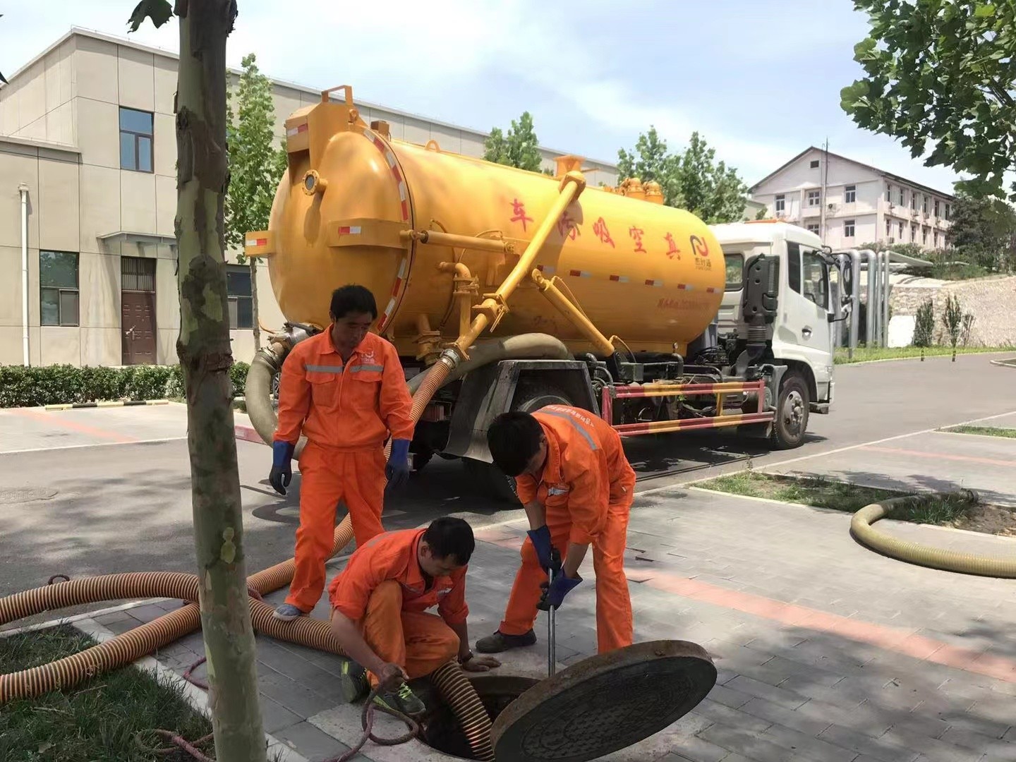 鹿寨化粪池清理与5-8吨吸粪车施工效率分析
